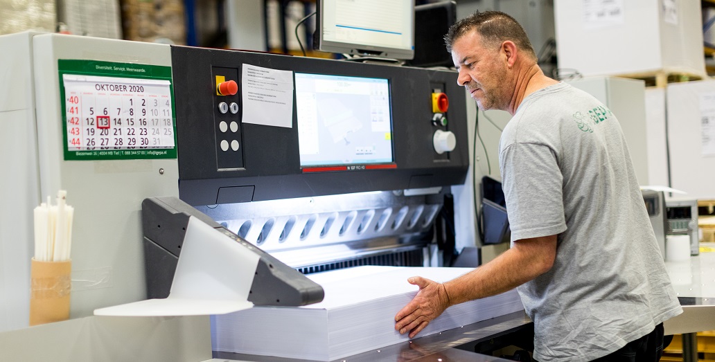 snijder machine operator papiersnijmachine